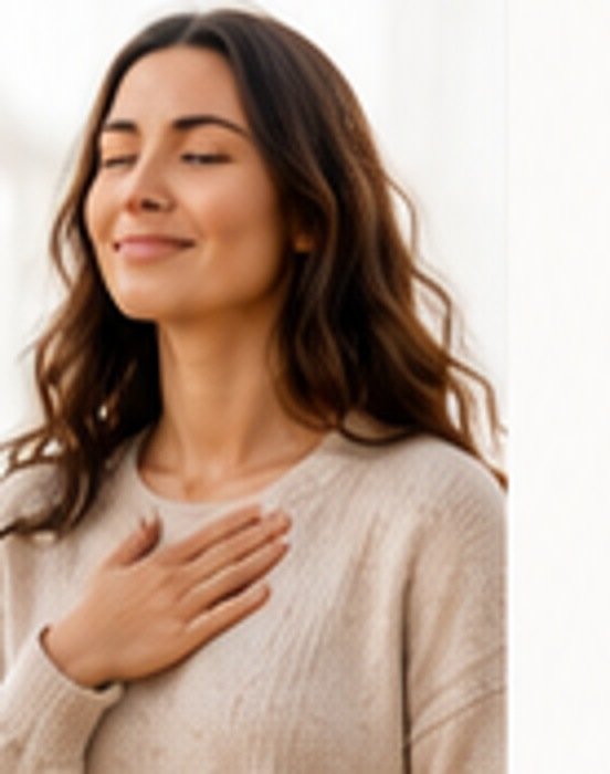 Mujer realizando una pausa consciente y atendiendo a su respiración